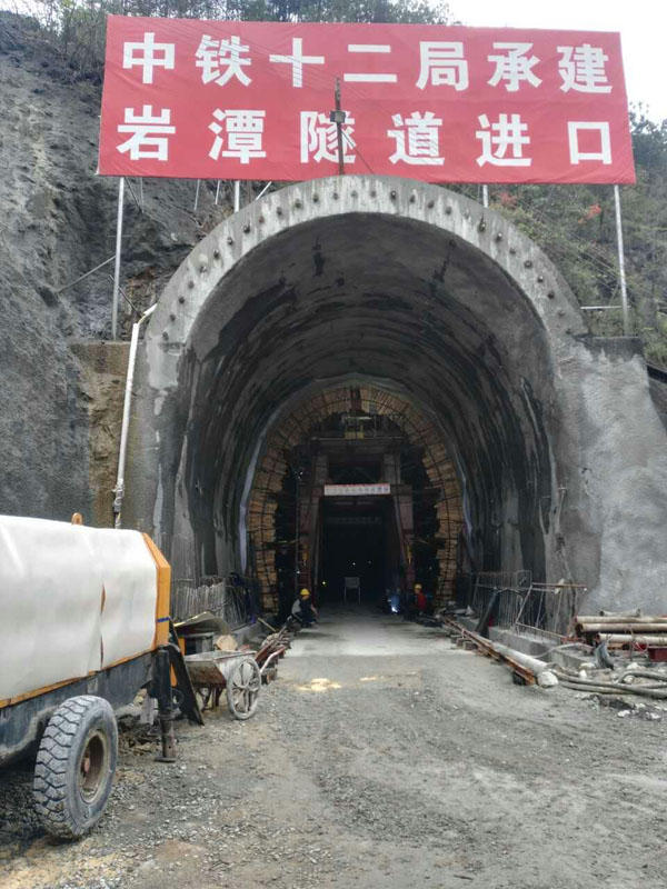 公司臺車，中鐵十二局巖潭鐵路隧道項目工地